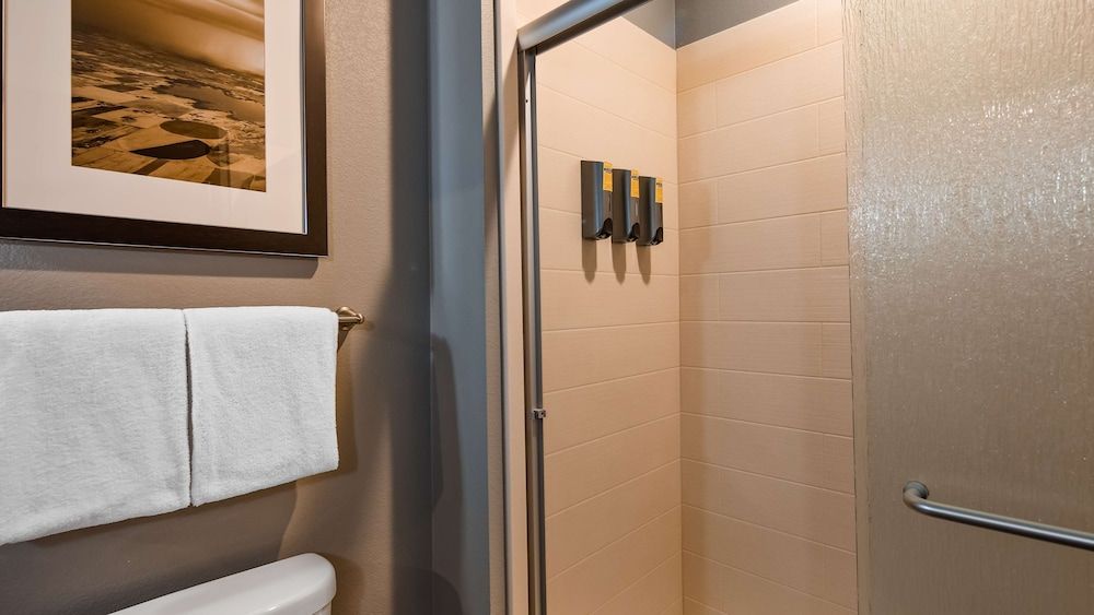 Best Western Plus Overland Inn Standard Room, 1 King Bed, Non Smoking, Refrigerator & Microwave 4