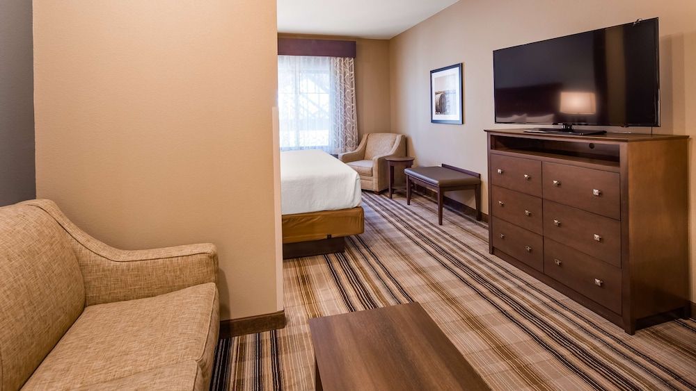 Best Western Plus Overland Inn Suite, 1 King Bed, Non Smoking, Refrigerator & Microwave 2