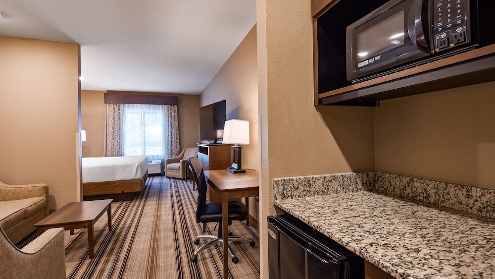 Best Western Plus Overland Inn Suite, 1 King Bed, Non Smoking, Refrigerator & Microwave 4