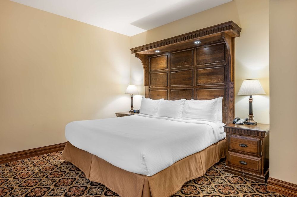 Best Western Premier Mariemont Inn Standard Room, 1 King Bed, Non Smoking, Fireplace 3