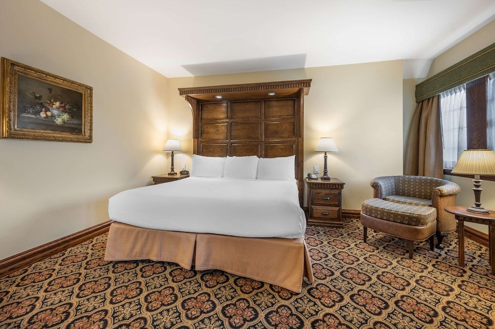 Best Western Premier Mariemont Inn Standard Room, 1 King Bed, Non Smoking, Fireplace 4