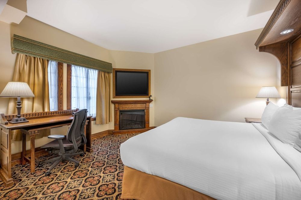 Best Western Premier Mariemont Inn Standard Room, 1 King Bed, Non Smoking, Fireplace 2