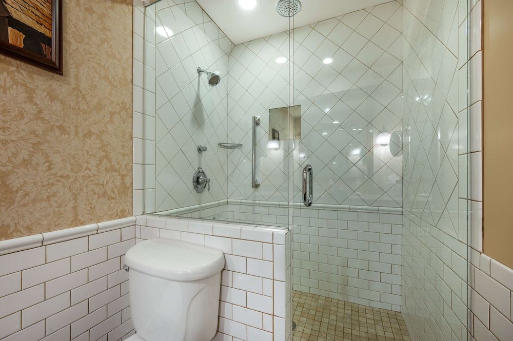 Best Western Premier Mariemont Inn Standard Room, 1 King Bed, Non Smoking, Refrigerator 7