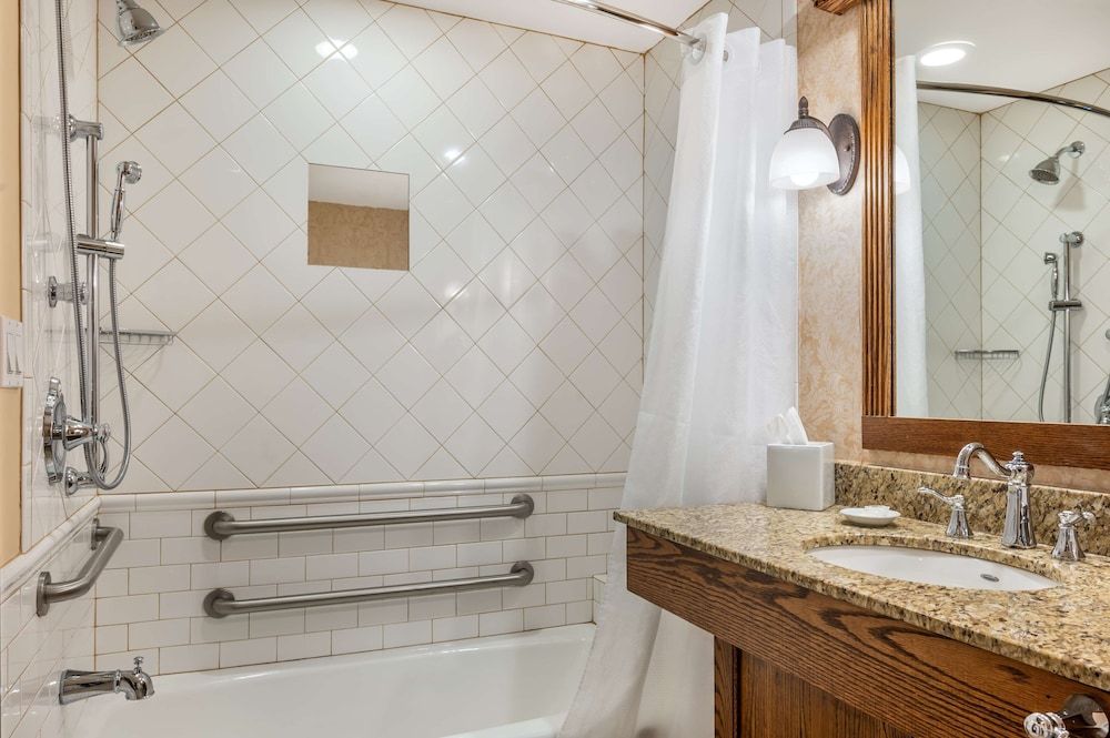 Best Western Premier Mariemont Inn Standard Room, 1 King Bed, Accessible, Bathtub 3