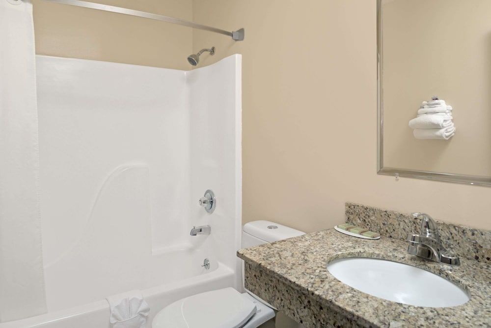 Super 8 by Wyndham Omaha I-80 West Standard Room, 1 Queen Bed, Non Smoking 3