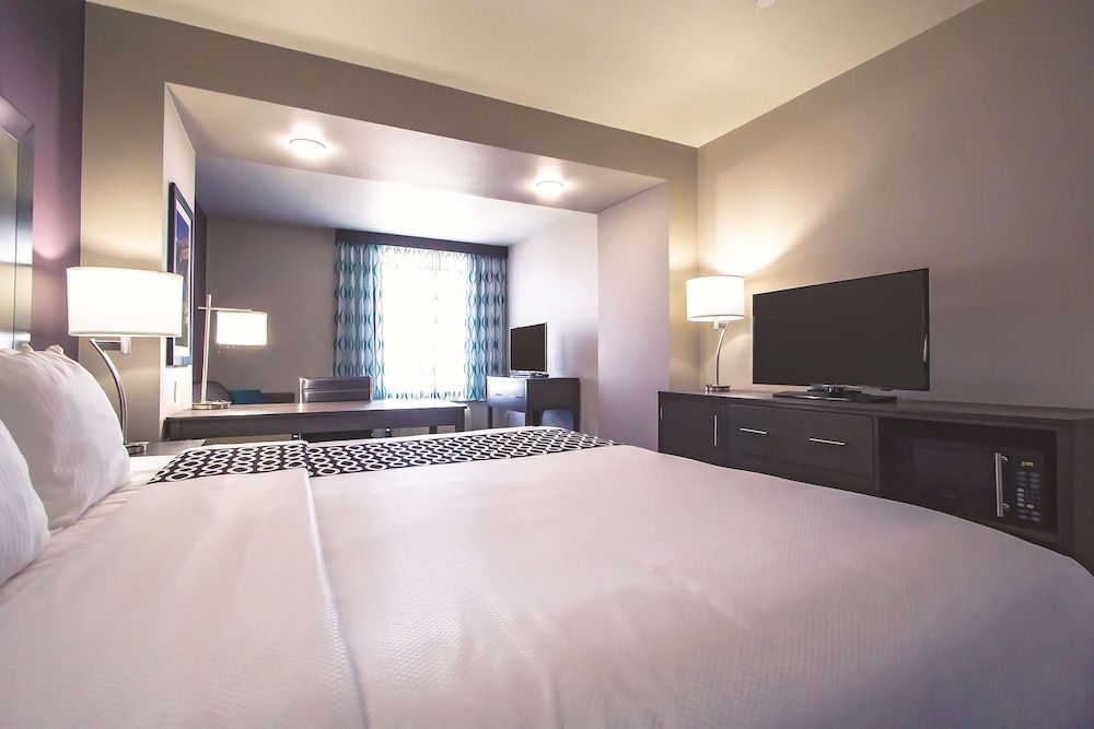 Deluxe Room, 1 King Bed, Accessible, Non Smoking (Mobility Accessible)