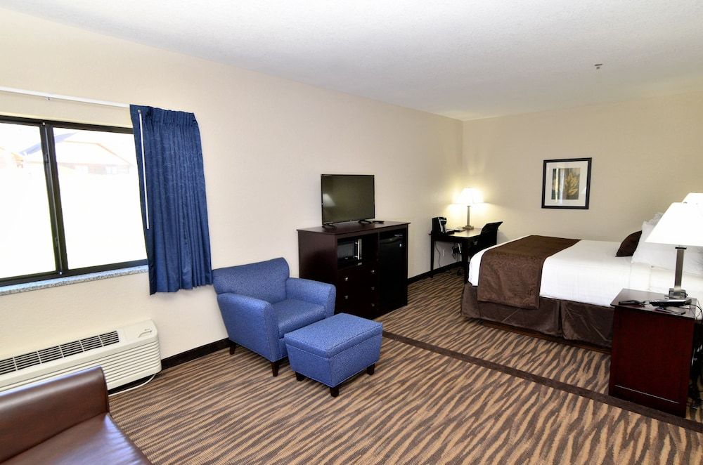 Cobblestone Inn & Suites - Manning Suite, 1 King Bed with Whirlpool, Non Smoking 3