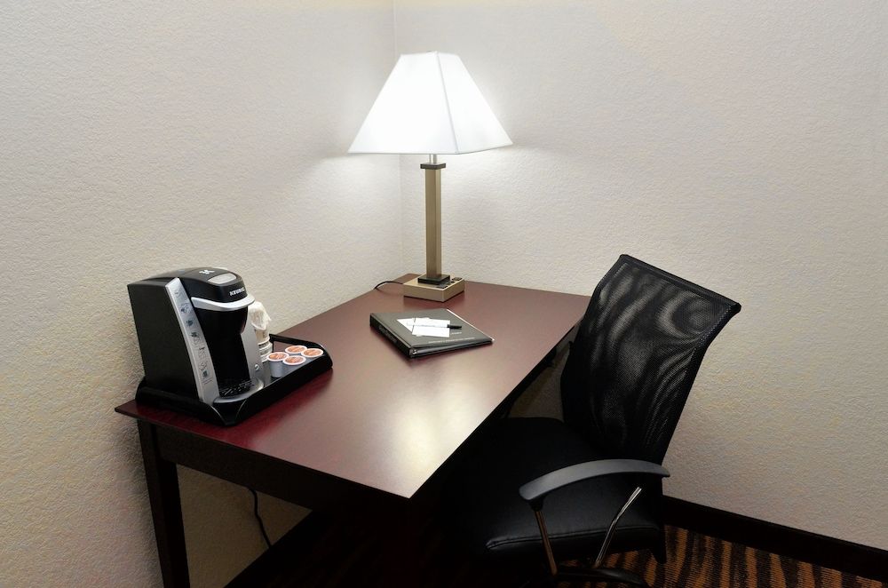 Cobblestone Inn & Suites - Manning Suite, 1 King Bed with Whirlpool, Non Smoking 26