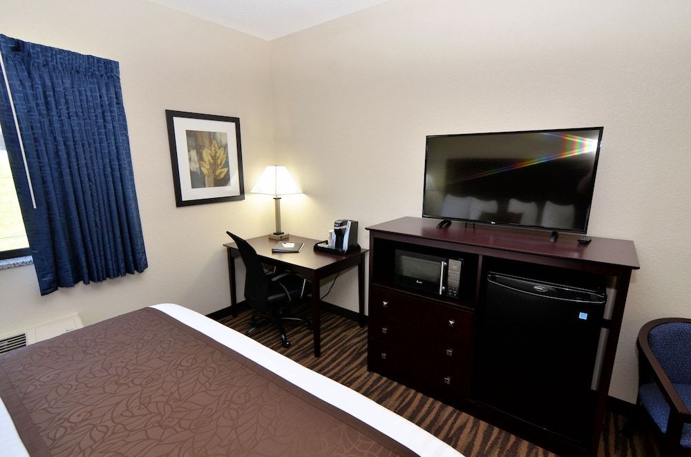 Cobblestone Inn & Suites - Manning Room, 1 King Bed, Accessible Roll in Shower, Non Smoking