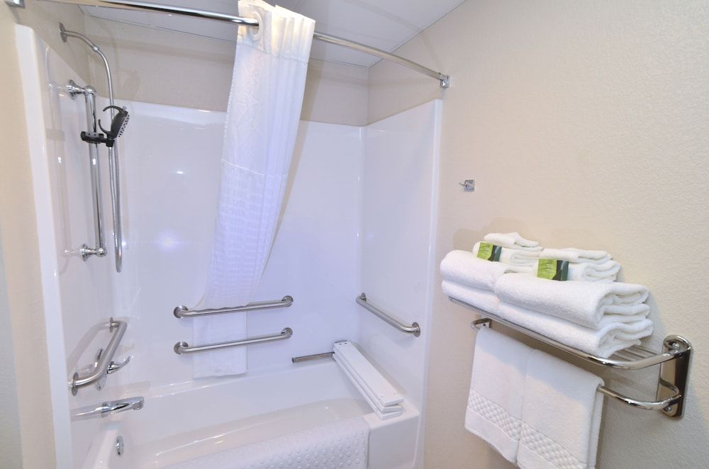 Cobblestone Inn & Suites - Manning Room, 1 King Bed, Accessible Roll in Shower, Non Smoking 11