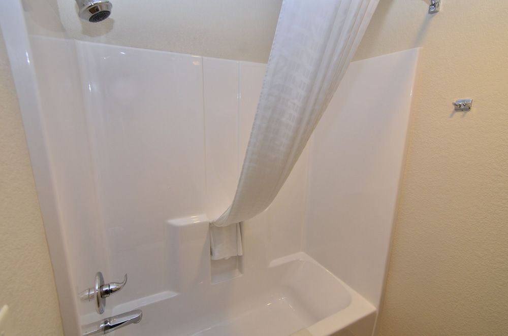 Cobblestone Inn & Suites - Manning Room, 1 King Bed, Accessible Roll in Shower, Non Smoking 9