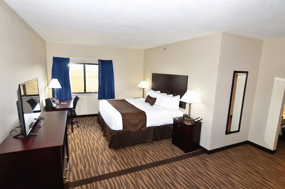 Cobblestone Inn & Suites - Manning Suite, 1 King Bed with Sofa bed, Non Smoking 6