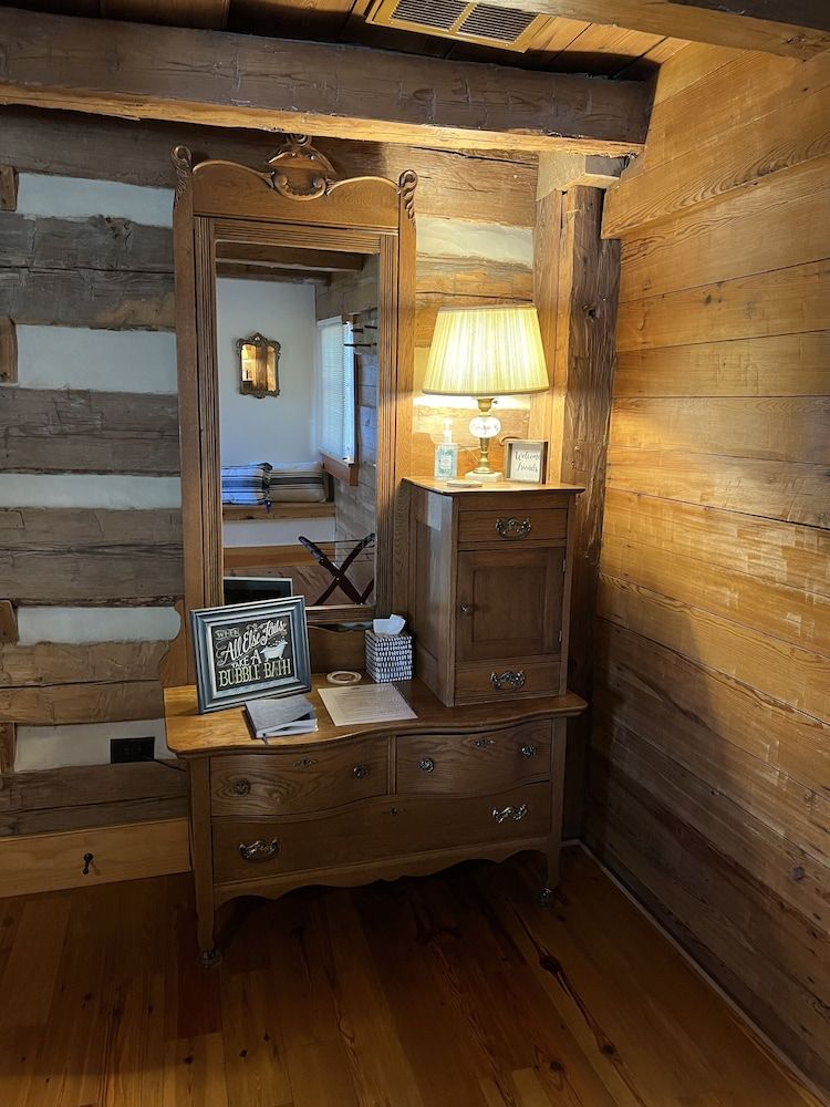 Silver Lake Bed and Breakfast Family Double Room, Ensuite (The Homestead Suite) 7