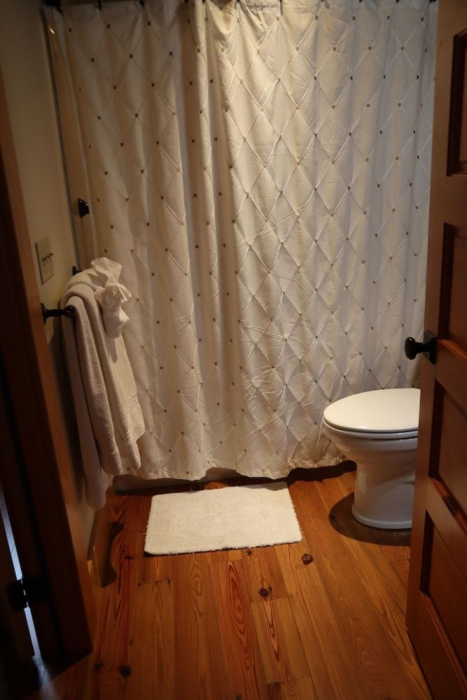 Silver Lake Bed and Breakfast Family Double Room, Ensuite (The Homestead Suite) 5