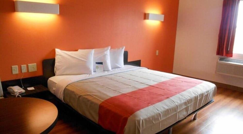 Motel 6 Jourdanton, TX Standard Room, 1 King Bed, Non Smoking 6