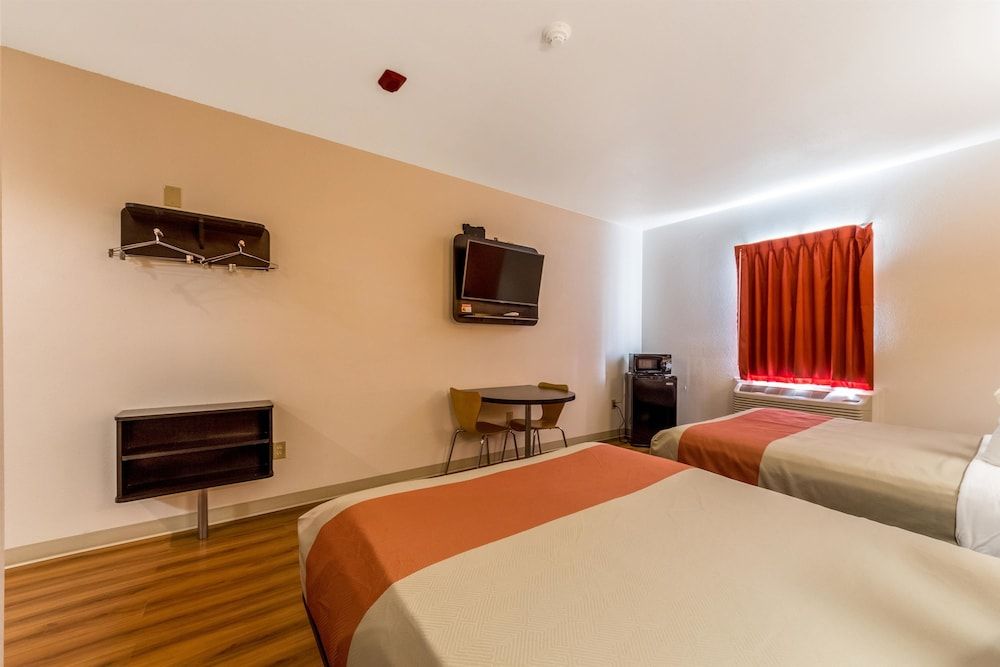 Motel 6 Jourdanton, TX