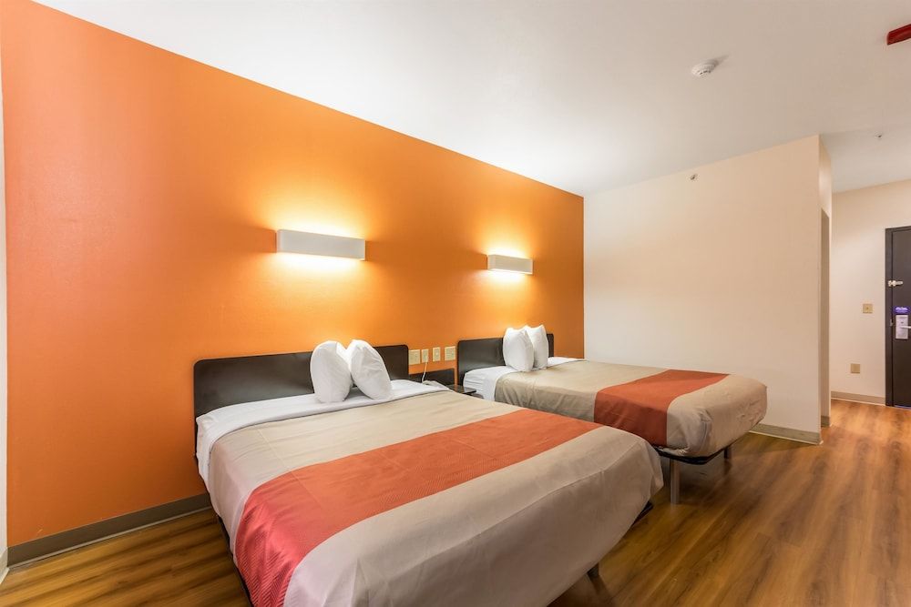 Motel 6 Jourdanton, TX Deluxe Room, 2 Queen Beds, Non Smoking, Refrigerator & Microwave 6