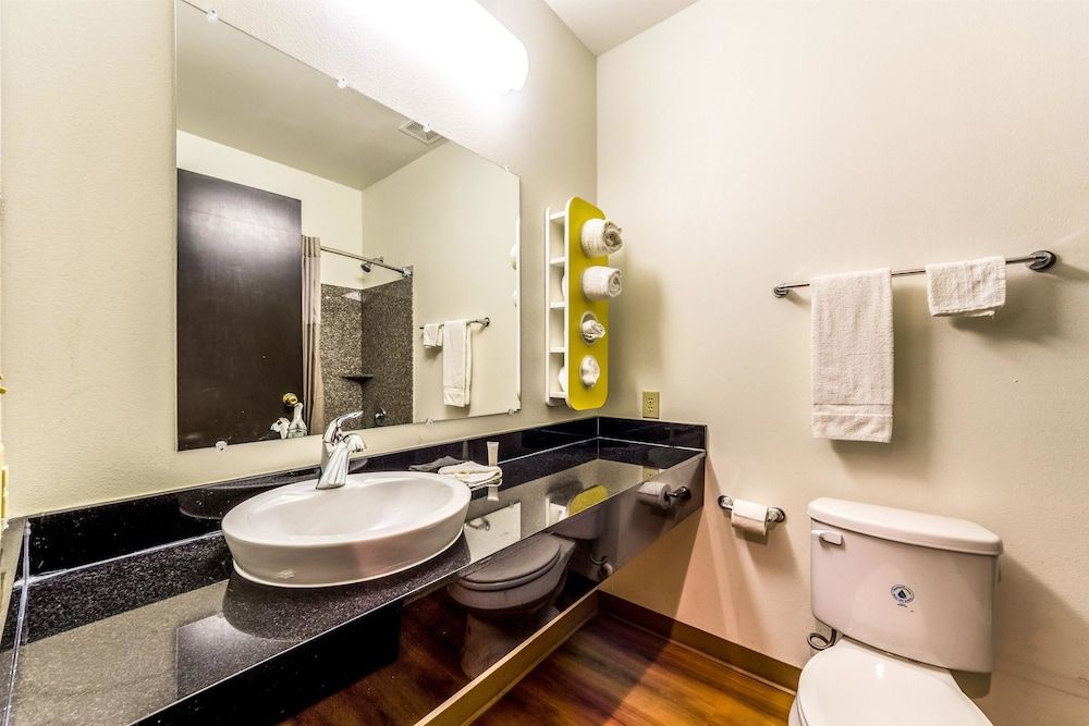 Motel 6 Jourdanton, TX Deluxe Room, 2 Queen Beds, Non Smoking, Refrigerator & Microwave 9