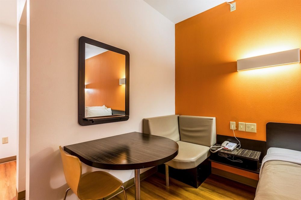 Motel 6 Jourdanton, TX Deluxe Room, 2 Queen Beds, Non Smoking, Refrigerator & Microwave 10