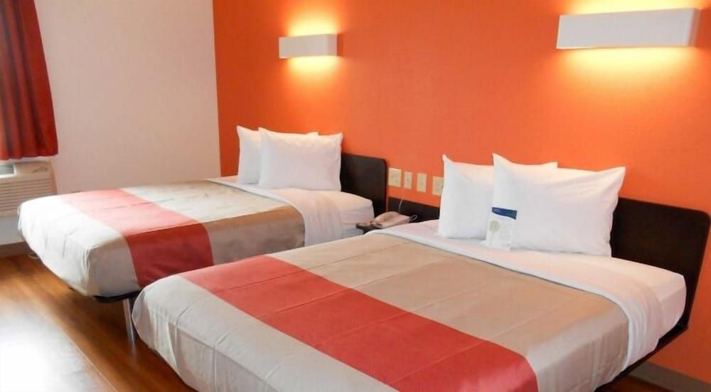 Motel 6 Jourdanton, TX Deluxe Room, 2 Queen Beds, Non Smoking, Refrigerator & Microwave 7