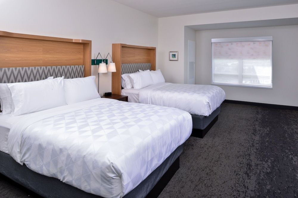 Room, 2 Queen Beds, Accessible (Communications, Roll-In Shower)
