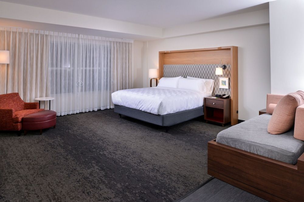 Suite, 1 King Bed, Accessible (Communication Accessible)