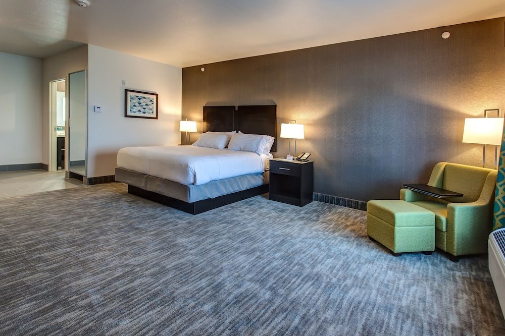 Standard Room, 1 King Bed, Accessible (Comm, Tub)