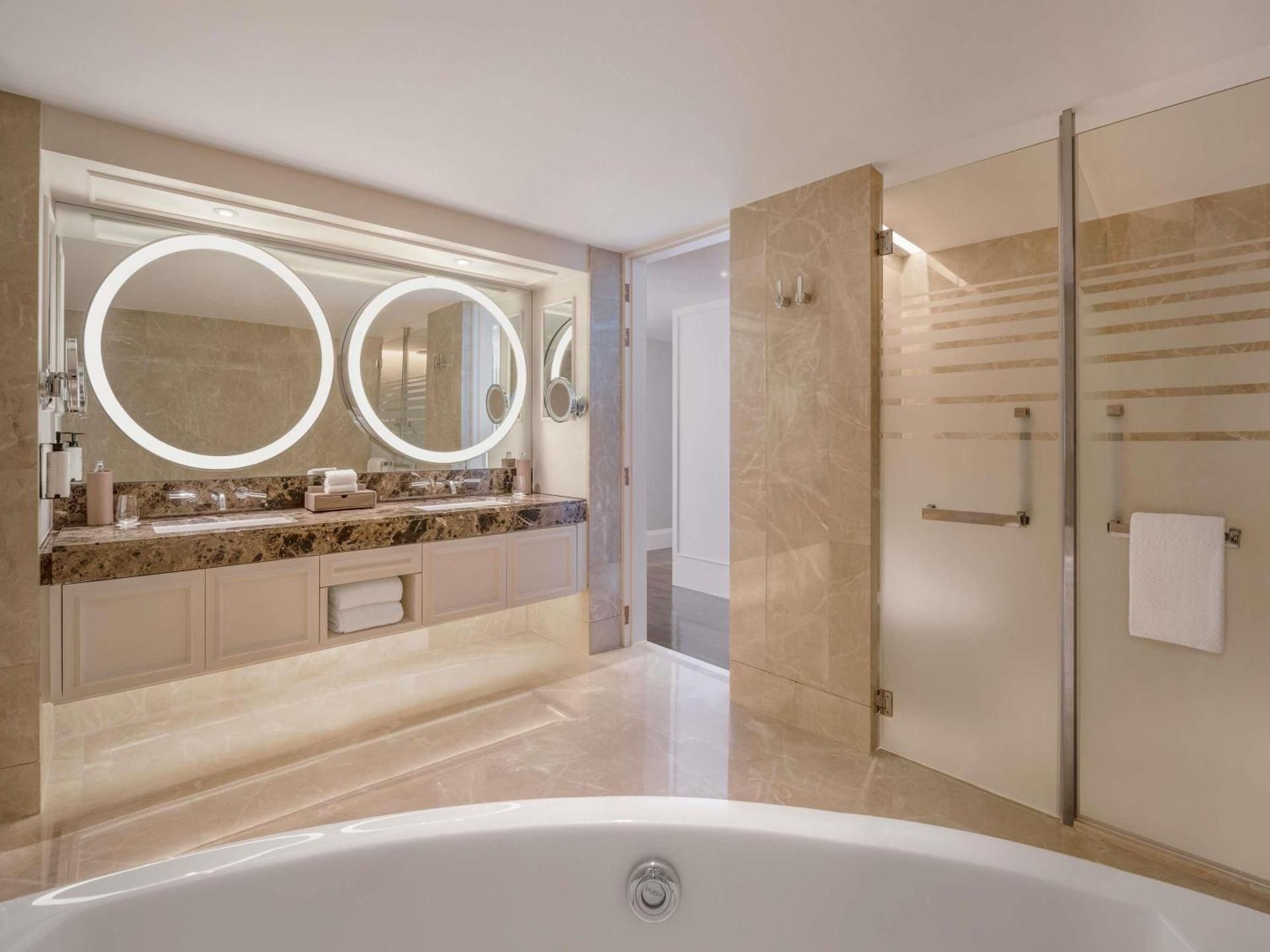Opera King Suite with Club Access