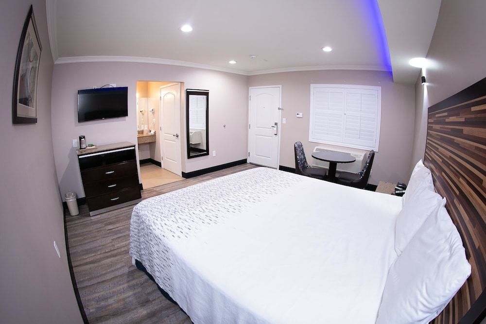 Diamond Bell Inn & Suites Standard Room, 1 King Bed, Non Smoking 2