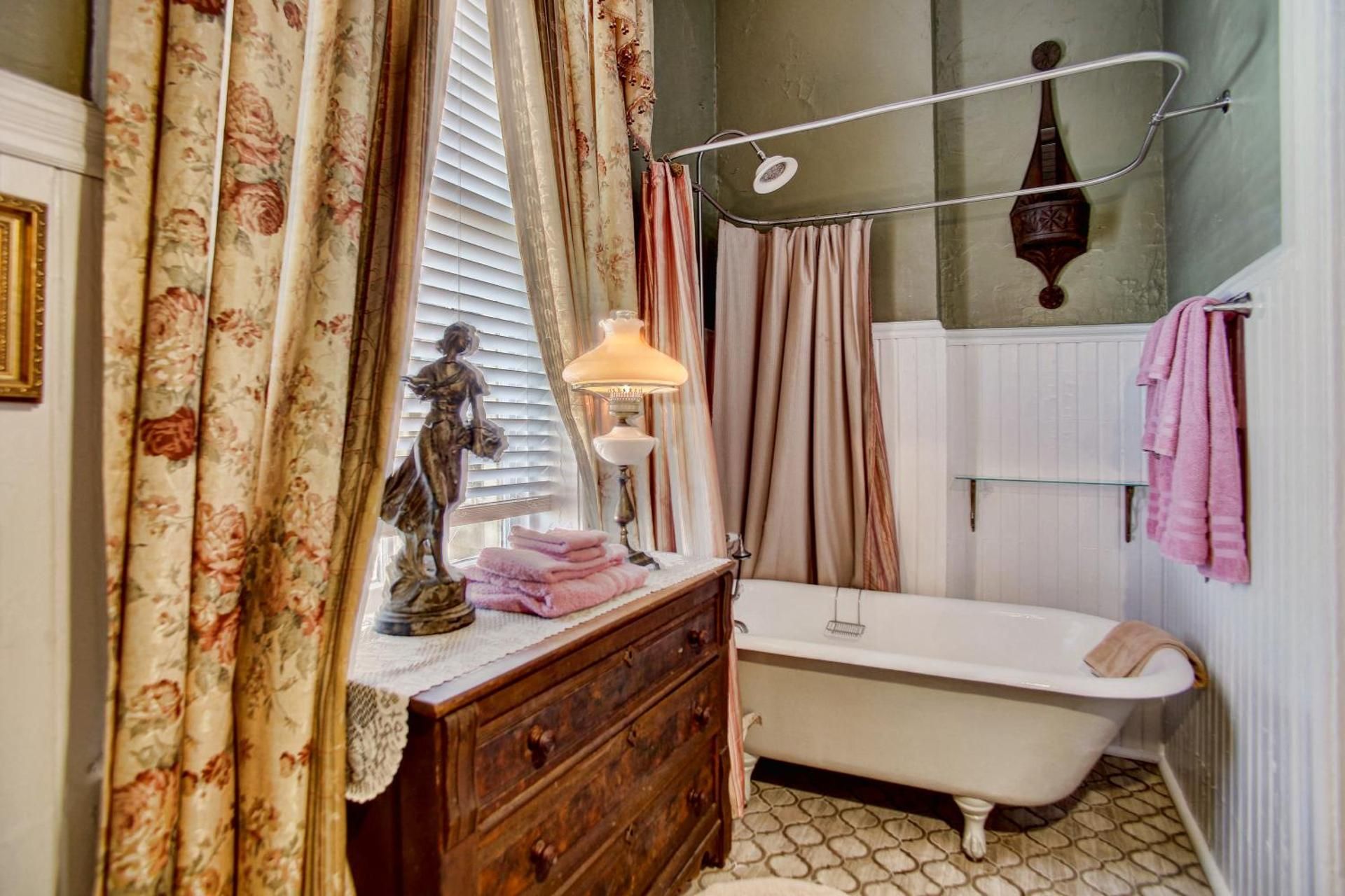 Lincoln Queen Room 2