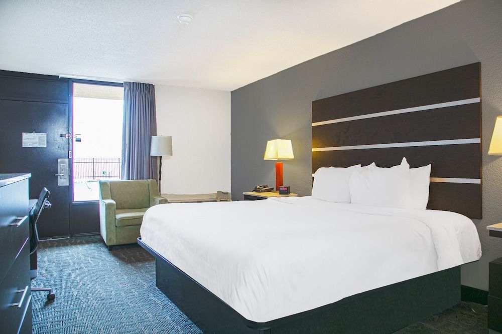 Room, 1 King Bed, Smoking