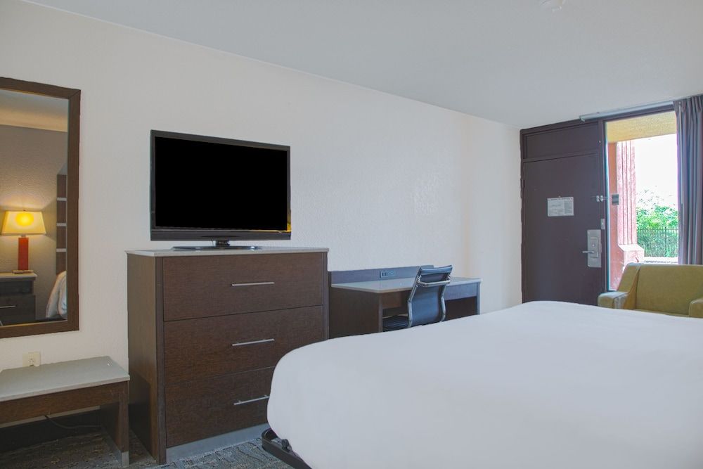 Room, 1 King Bed, Smoking