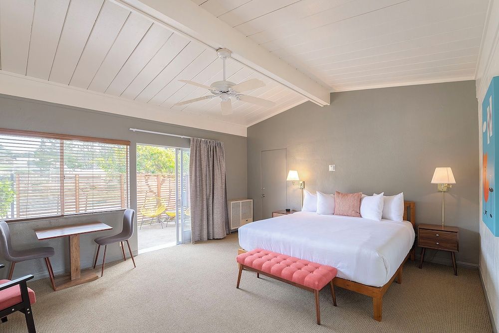 Contenta Inn Standard Room, 1 King Bed 9