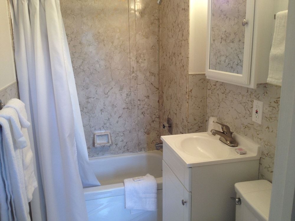 Clarence Inn Deluxe Room, Kitchen (One Bed ) 5