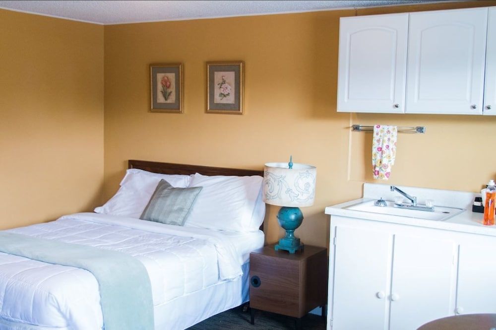 Clarence Inn Deluxe Room, Kitchen (One Bed ) 2