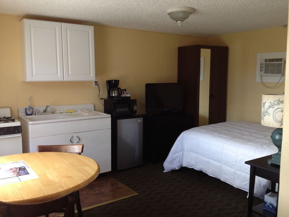 Clarence Inn Deluxe Room, Kitchen (One Bed ) 4