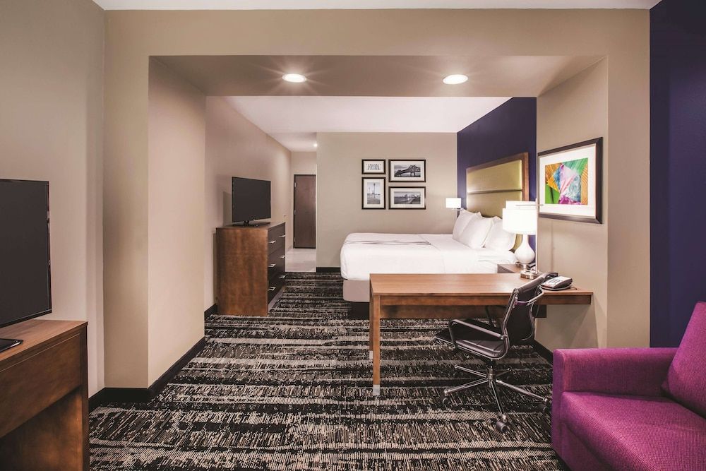 Deluxe Studio Suite, 1 King Bed, Non Smoking