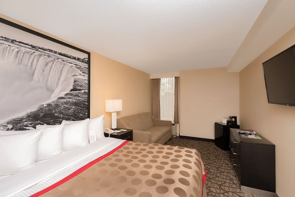 Ramada by Wyndham Niagara Falls Near the Falls Basic Room, 1 King Bed, Non Smoking