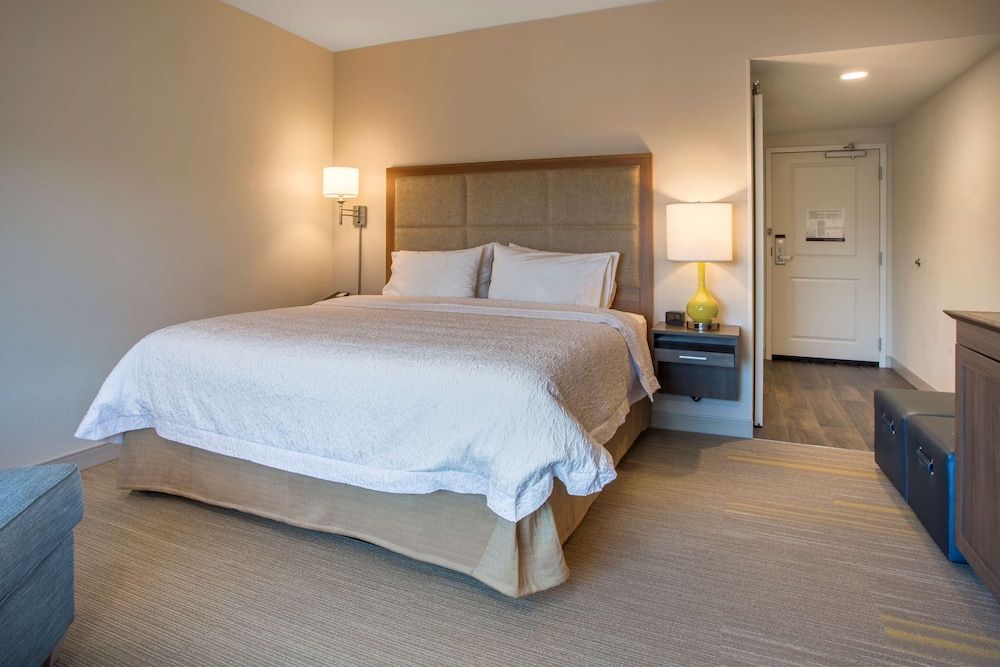 Room, 1 King Bed, Refrigerator & Microwave
