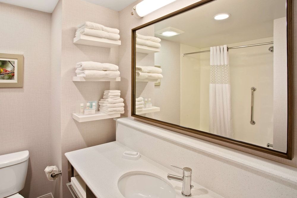 Room, 1 King Bed, Refrigerator & Microwave