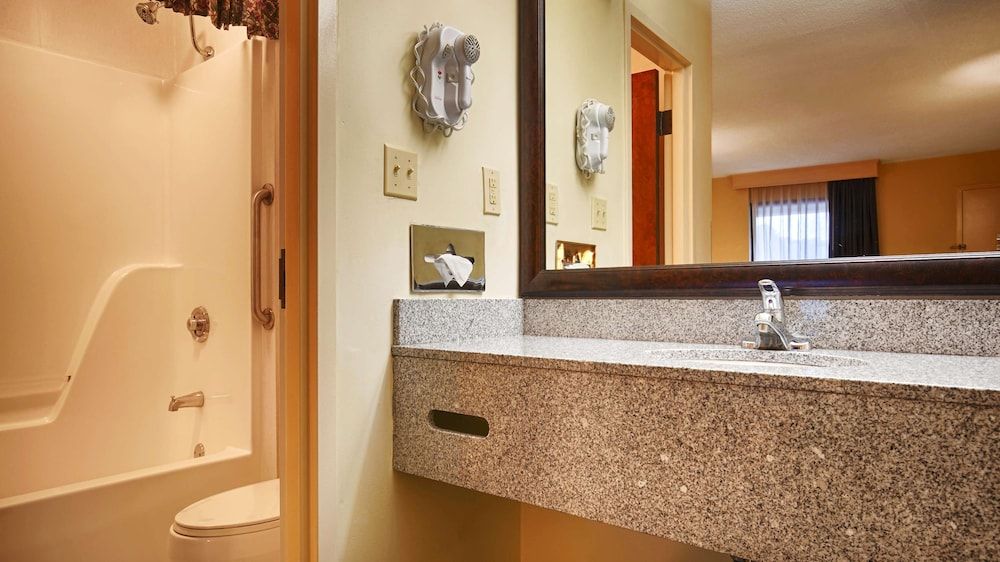 Best Western Home Place Inn Standard Room, 2 Queen Beds, Non Smoking, Refrigerator & Microwave 2