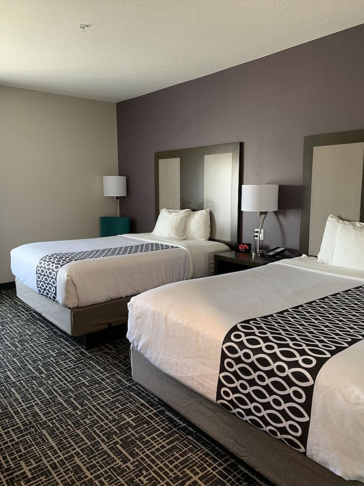 Room, 2 Queen Beds, Non Smoking, Mountain View