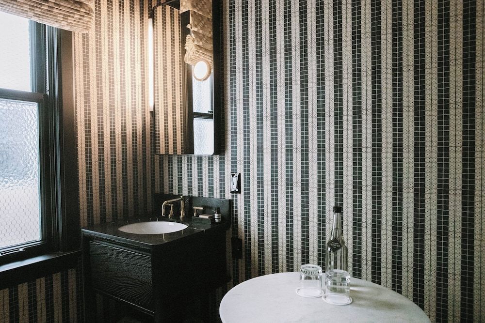 San Francisco Proper Hotel Room, 2 Twin Beds, Courtyard View (Proper Bunk) 3