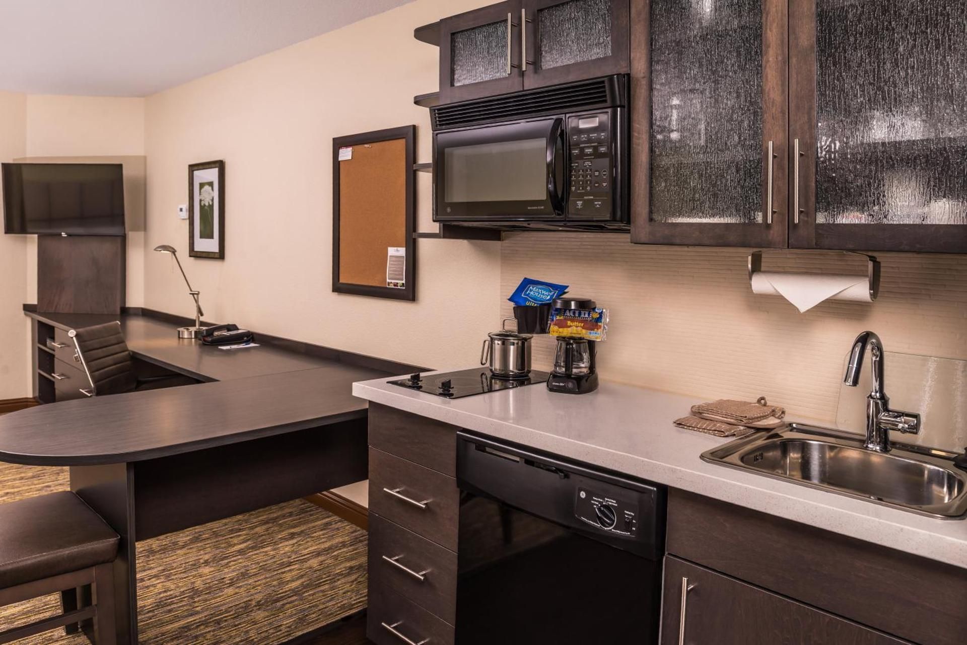 1 Queen Studio Suite Full Kitchen