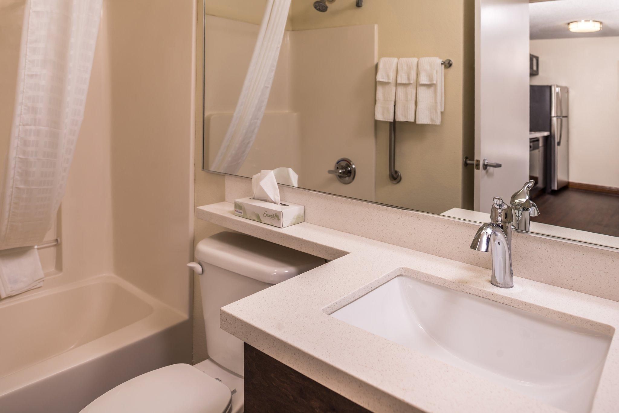 1 Queen Studio Suite Comm Mobility Accessible Tub
