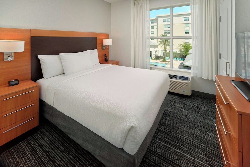 TownePlace Suites Orlando at FLAMINGO CROSSINGS® Town Center/Western Entrance