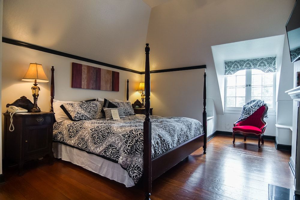 Room, Private Bathroom (DR. EVA JOHNSON - #209)
