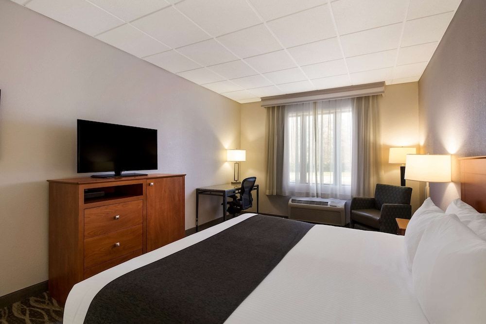 Best Western Lock Haven Standard Room, 1 King Bed, Accessible, Refrigerator & Microwave 6