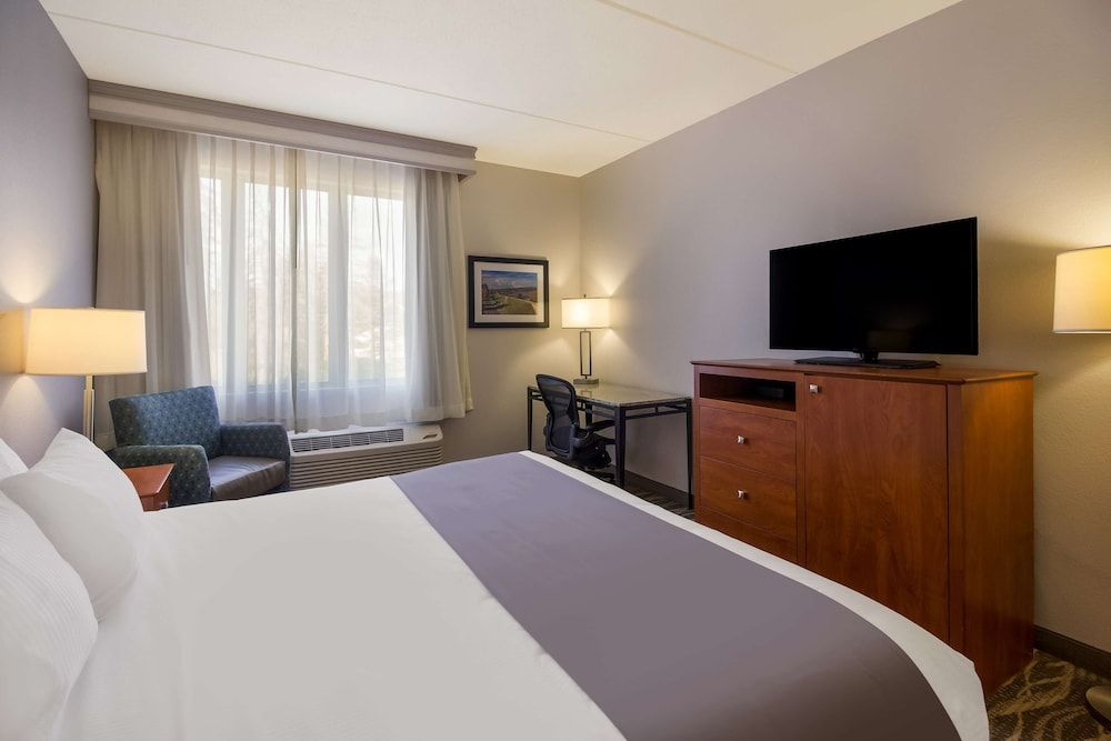 Best Western Lock Haven Standard Room, 1 King Bed, Accessible, Refrigerator & Microwave 3