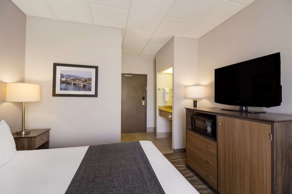 Best Western Lock Haven Standard Room, 1 Queen Bed, Non Smoking, Refrigerator & Microwave (1st Floor) 9